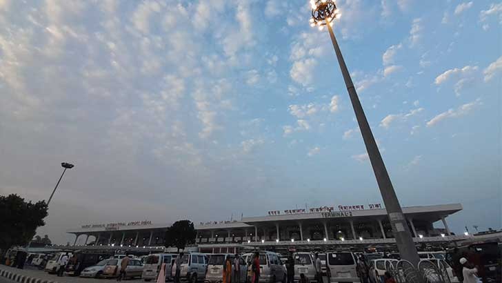 সাঁঝের বেলায় রাজধানীর শাহজালাল আন্তর্জাতিক বিমানবন্দর এলাকার মনোরম দৃশ্য। আলোকচিত্রী: মুহিববুল্লাহ জামিল
