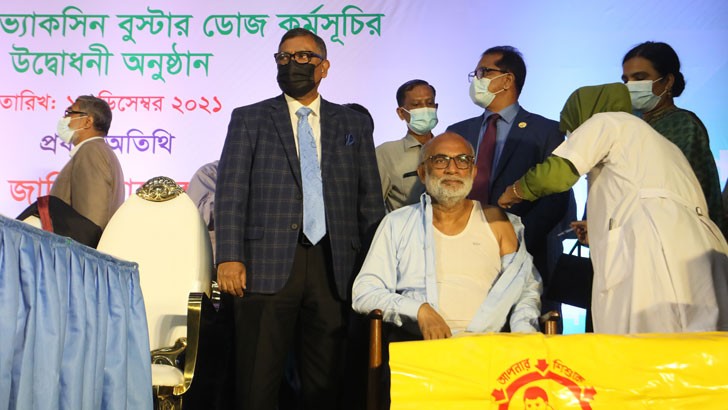 বুস্টার ডোজ অনুষ্ঠানে উপস্থিত থেকে প্রথম বুস্টার ডোজ গ্রহণ করেন মন্ত্রীরা। ছবি: যুগান্তর