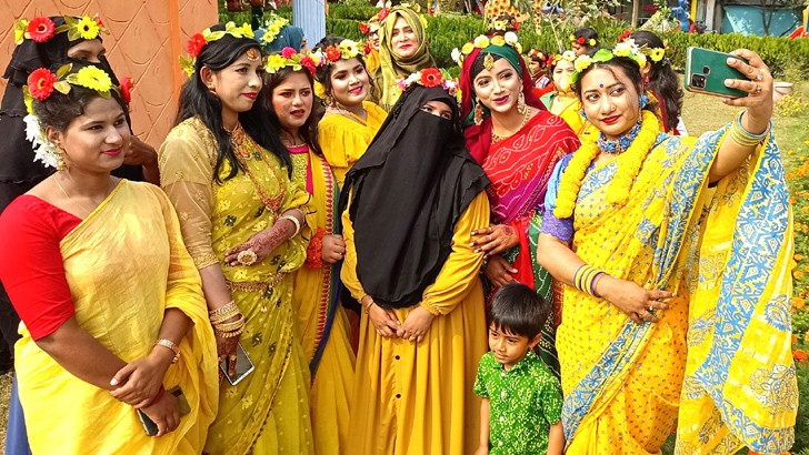 বাঙালির নানান উৎসবের সঙ্গে মিশে গেছে পহেলা ফাল্গুন। বসন্তের এই উৎসব ছড়িয়ে পড়েছে দেশের সর্বত্র। সোমবার পহেলা ফাল্গুনে বর্ণিল সাজে সেজেছেন দিনাজপুরের নারীরাও