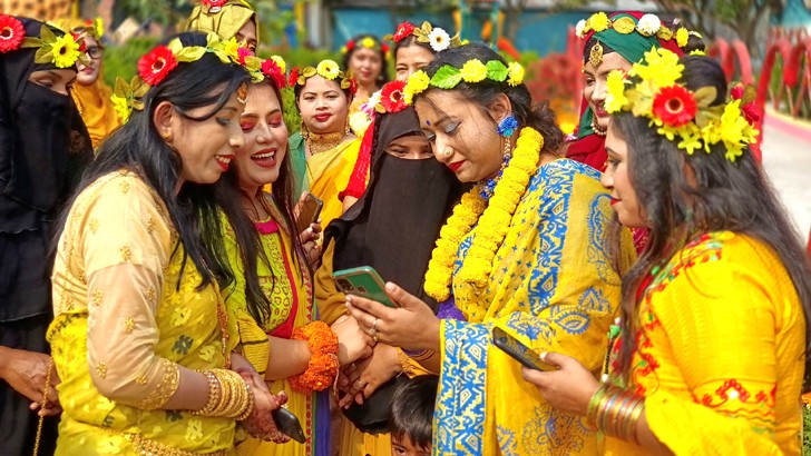 বাঙালির নানান উৎসবের সঙ্গে মিশে গেছে পহেলা ফাল্গুন। বসন্তের এই উৎসব ছড়িয়ে পড়েছে দেশের সর্বত্র। সোমবার পহেলা ফাল্গুনে বর্ণিল সাজে সেজেছেন দিনাজপুরের নারীরাও